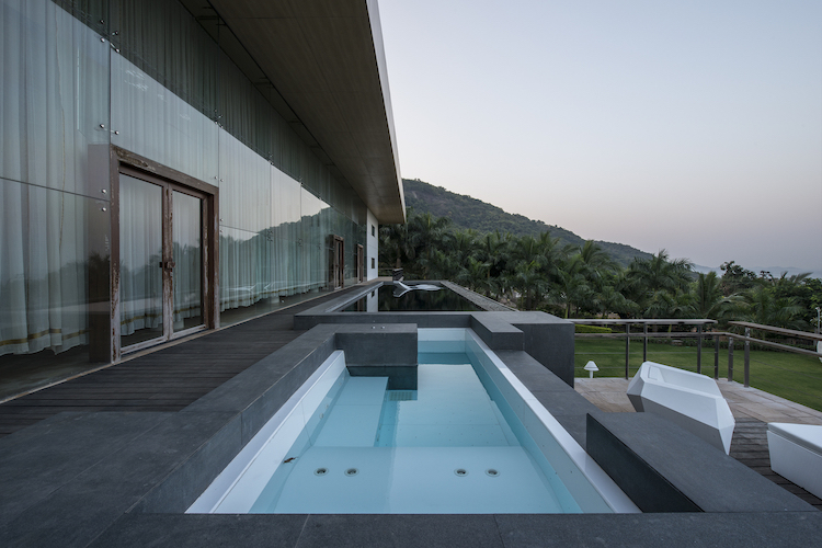 terrasse avec bain à remous salon de jardin moderne